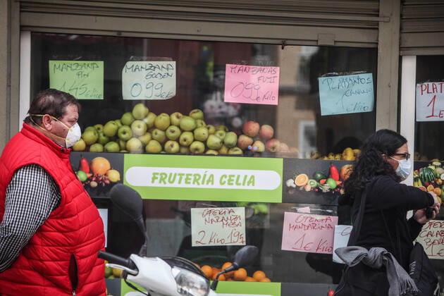 April 24, 2020: 24 April 2020 (Malaga) citizens of the city of Malaga comply with security measures with masks to go shopping for the crisis of the coronavirus. - ZUMAc161 20200424_zap_c161_028 Copyright: xLorenzoxCarnerox