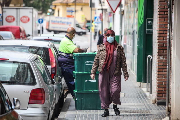 April 24, 2020: 24 April 2020 (Malaga) citizens of the city of Malaga comply with security measures with masks to go shopping for the crisis of the coronavirus. - ZUMAc161 20200424_zap_c161_029 Copyright: xLorenzoxCarnerox