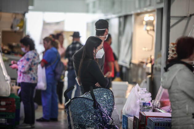 April 24, 2020: 24 April 2020 (Malaga) citizens of the city of Malaga comply with security measures with masks to go shopping for the crisis of the coronavirus. - ZUMAc161 20200424_zap_c161_031 Copyright: xLorenzoxCarnerox