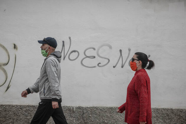 April 24, 2020: 24 April 2020 (Malaga) citizens of the city of Malaga comply with security measures with masks to go shopping for the crisis of the coronavirus. - ZUMAc161 20200424_zap_c161_034 Copyright: xLorenzoxCarnerox