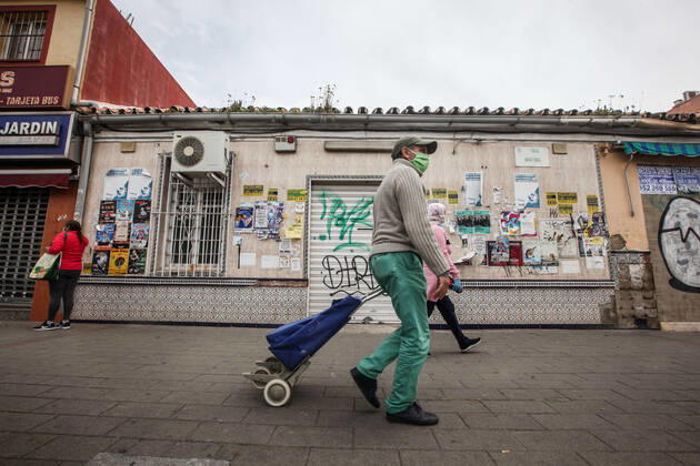 April 24, 2020: 24 April 2020 (Malaga) citizens of the city of Malaga comply with security measures with masks to go shopping for the crisis of the coronavirus. - ZUMAc161 20200424_zap_c161_035 Copyright: xLorenzoxCarnerox