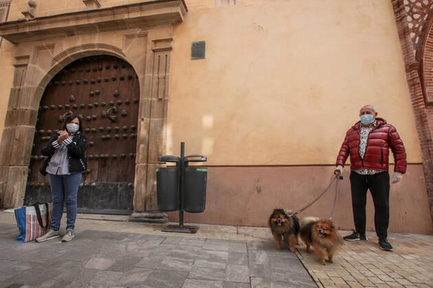 April 24, 2020: 24 April 2020 (Malaga) citizens of the city of Malaga comply with security measures with masks to go shopping for the crisis of the coronavirus. - ZUMAc161 20200424_zap_c161_037 Copyright: xLorenzoxCarnerox