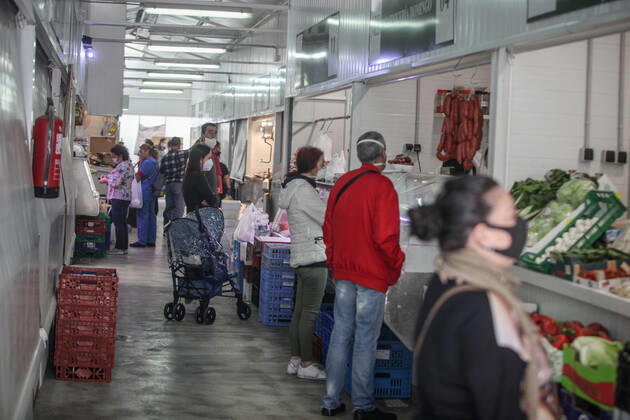 April 24, 2020: 24 April 2020 (Malaga) citizens of the city of Malaga comply with security measures with masks to go shopping for the crisis of the coronavirus. - ZUMAc161 20200424_zap_c161_039 Copyright: xLorenzoxCarnerox