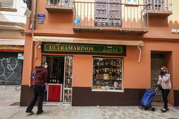 April 24, 2020: 24 April 2020 (Malaga) citizens of the city of Malaga comply with security measures with masks to go shopping for the crisis of the coronavirus. - ZUMAc161 20200424_zap_c161_042 Copyright: xLorenzoxCarnerox