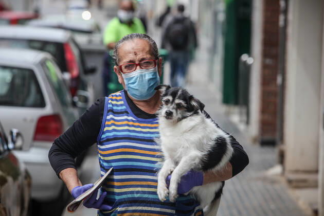 April 24, 2020: 24 April 2020 (Malaga) citizens of the city of Malaga comply with security measures with masks to go shopping for the crisis of the coronavirus. - ZUMAc161 20200424_zap_c161_044 Copyright: xLorenzoxCarnerox