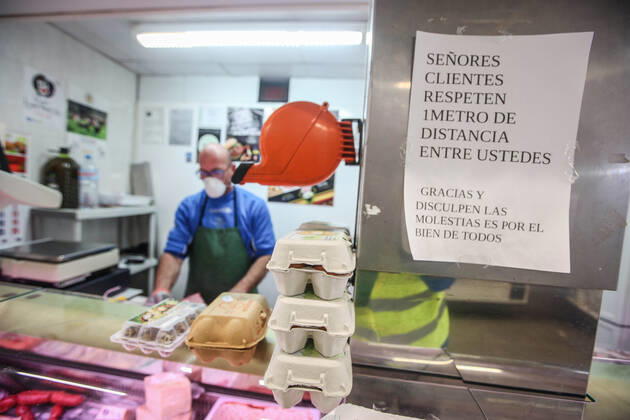 April 24, 2020: 24 April 2020 (Malaga) citizens of the city of Malaga comply with security measures with masks to go shopping for the crisis of the coronavirus. - ZUMAc161 20200424_zap_c161_045 Copyright: xLorenzoxCarnerox