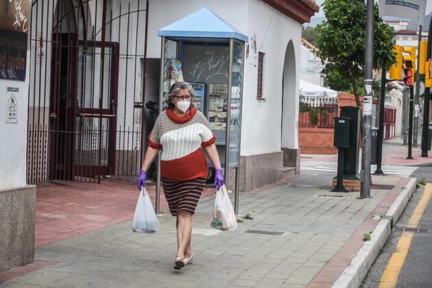 April 24, 2020: 24 April 2020 (Malaga) citizens of the city of Malaga comply with security measures with masks to go shopping for the crisis of the coronavirus. - ZUMAc161 20200424_zap_c161_046 Copyright: xLorenzoxCarnerox