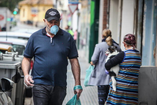 April 24, 2020: 24 April 2020 (Malaga) citizens of the city of Malaga comply with security measures with masks to go shopping for the crisis of the coronavirus. - ZUMAc161 20200424_zap_c161_047 Copyright: xLorenzoxCarnerox