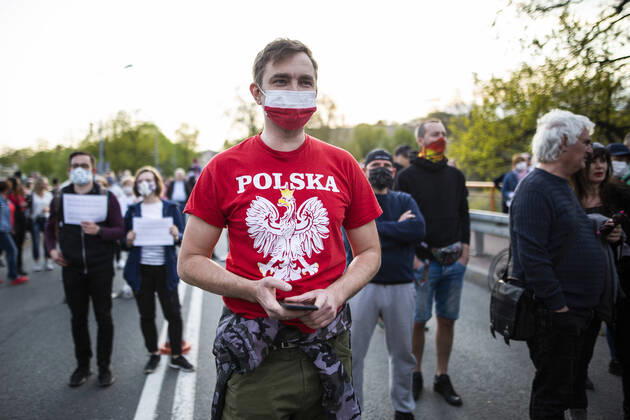 Demonstrators protesting against the closed border between Zgorzelec and Goerlitz, 24 04 2020 In order to contain the coronavirus, Poland and the Czech Republic, among others, have closed their borders to Germany in mid-March The background of the protest is the current restric Copyright: xFlorianxGaertner photothek.netx