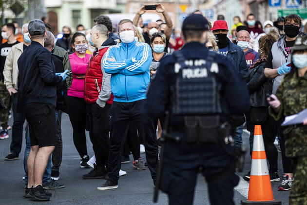 Demonstrators protesting against the closed border between Zgorzelec and Goerlitz, 24 04 2020 In order to contain the coronavirus, Poland and the Czech Republic, among others, have closed their borders to Germany in mid-March The background of the protest is the current restric Copyright: xFlorianxGaertner photothek.netx