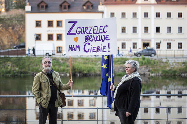Demonstrators protesting with a sign saying Zgorzelec brakuje nam ciebie We are missing Zgorzelec against the closed border between Zgorzelec and Goerlitz, 24 04 2020 To contain the corona Copyright: xFlorianxGaertner photothek.netx