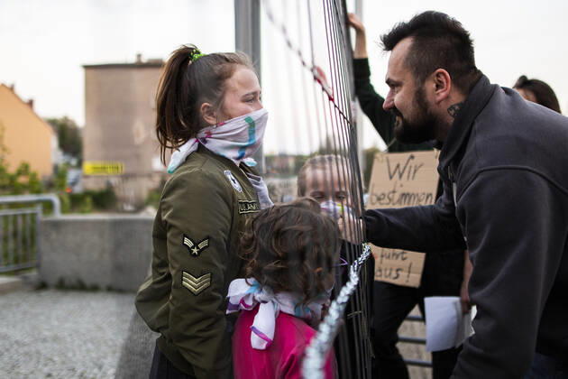 A child meets his father on the opposite side of the border as part of the demonstration against the closed border between Zgorzelec and Goerlitz, 24 04 2020 To contain the coronavirus, Poland and the Copyright: xFlorianxGaertner photothek.netx