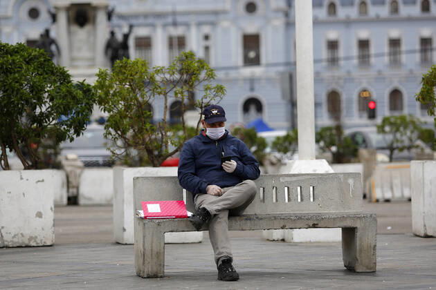 Valparaiso, April 24, 2020 A man is photographed at Muelle Prat in Valparaiso during an emergency by Covid 19 Raul Zamora Aton Chile, Valparaiso Chile Aton 414295  Copyright: RAULxZAMORA ATONCHILE