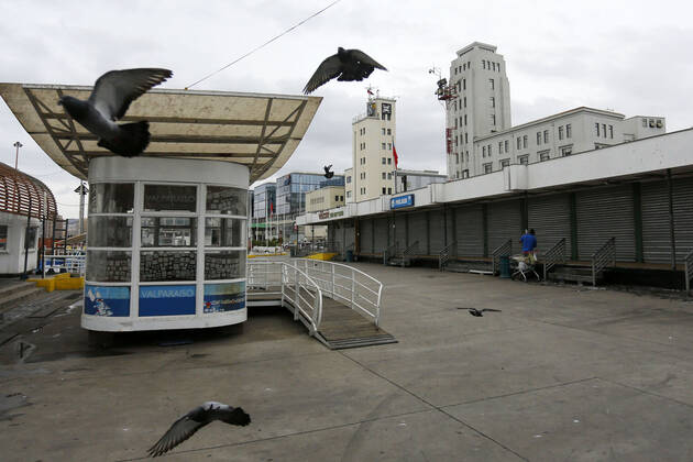 Valparaiso, April 24, 2020 Commercial premises closed at Muelle Prat in Valparaiso during emergency by Covid 19 Raul Zamora Aton Chile, Valparaiso Chile Aton 414296  Copyright: RAULxZAMORA ATONCHILE
