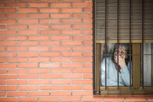 April 24, 2020, Malaga, Spain: A woman looks out from behind a window during the Coronavirus crisis. Confinement is a safety measure for the entire Spanish population due to the coronavirus crisis. The Spanish government has enacted a strict stay-at-home order. Malaga Spain - ZUMAc161 20200424_zap_c161_063 Copyright: xLorenzoxCarnerox