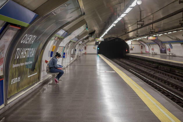 April 24, 2020, Madrid, Spain: A woman waiting for a train at an empty Metro Station during the covid 19 crisis..Day 41 of the state of alarm due to the Coronavirus health crisis. Spain has had more than 200,000 confirmed cases of COVID-19 and over 20,000 reported deaths. Daily deaths from coronavirus have dropped in the last 24 hours to 367, the lowest rate in a month. Madrid Spain - ZUMAs197 20200424_zaa_s197_214 Copyright: xGuillermoxGutierrezx