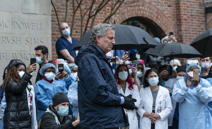 News Bilder des Tages Daily life in New York amid COVID-19 pandemic Mayor Bill de Blasio and first lady Chirlane McCray thanking nurses, doctors, medical staff for their work during COVID-19 at Kings County Hospital New York New York United States Copyright: LevxRadin