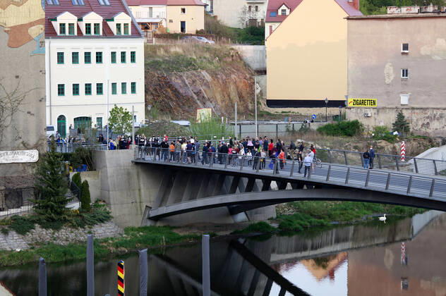 Demonstrators protesting against the closed border between Zgorzelec and Görlitz In order to contain the coronavirus, Poland and the Czech Republic, among others, closed their borders to Germany in mid-March The background to the protest is the current restrictions on workers who norm Foto:xM.xWehnertx xFuturexImage