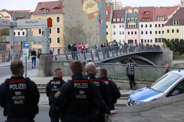 Demonstrators protesting against the closed border between Zgorzelec and Görlitz In order to contain the coronavirus, Poland and the Czech Republic, among others, closed their borders to Germany in mid-March The background to the protest is the current restrictions on workers who norm Foto:xM.xWehnertx xFuturexImage