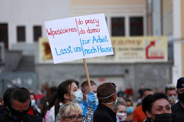 Demonstrators protesting against the closed border between Zgorzelec and Görlitz In order to contain the coronavirus, Poland and the Czech Republic, among others, closed their borders to Germany in mid-March The background to the protest is the current restrictions on workers who norm Foto:xM.xWehnertx xFuturexImage