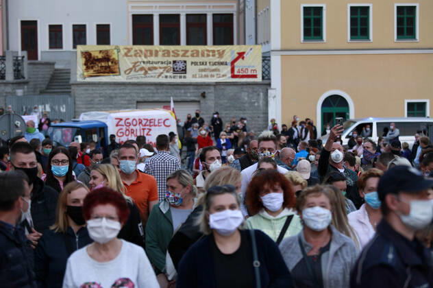 Demonstrators protesting against the closed border between Zgorzelec and Görlitz In order to contain the coronavirus, Poland and the Czech Republic, among others, closed their borders to Germany in mid-March The background to the protest is the current restrictions on workers who norm Foto:xM.xWehnertx xFuturexImage