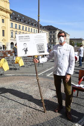 Manuel Reheis Cook Gastronomer Restaurant Broeding Munich 24 04 20 Odeonsplatz Action day of Leadersclub Empty chairs because of the Corona Viru Munich