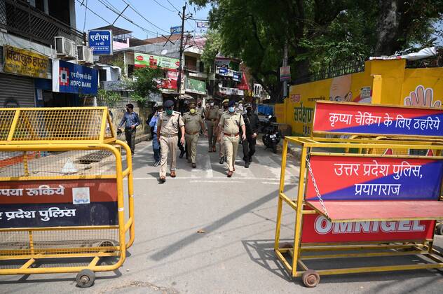 April 25, 2020, Prayagraj, Uttar Pradesh, India: Prayagraj: Police barricade hotspot area Telierganj during a government-imposed nationwide lockdown as a preventive measure against the COVID-19 coronavirus, in Allahabad on April 24, 2020. Prayagraj India - ZUMAv115 20200425_zap_v115_019 Copyright: xPrabhatxKumarxVermax