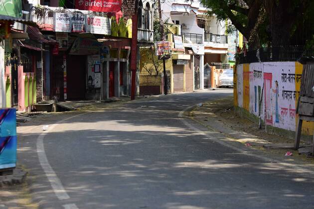 April 25, 2020, Prayagraj, Uttar Pradesh, India: Prayagraj: A deserted view of roads at hotspot area Telierganj during a government-imposed nationwide lockdown as a preventive measure against the COVID-19 coronavirus, in Allahabad on April 24, 2020. Prayagraj India - ZUMAv115 20200425_zap_v115_028 Copyright: xPrabhatxKumarxVermax