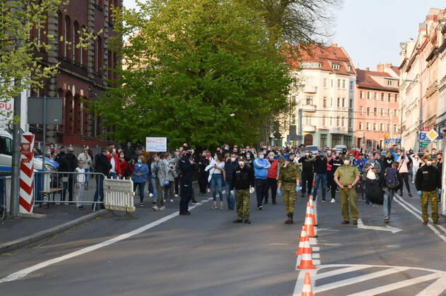 Es sind hunderte Bürger, die gegen die Grenzschließung protestieren: An der Stadtbrücke Zgorzelec Görlitz sind am Freitagabend sowohl Deutsche als auch Polen zu sehen - sie alle demonstrieren. Durch den Protest an der Neiße, will man Widerstand zeigen und auf Probleme aufmerksam machen - so ist es in den sozialen Medien in einem Aufruf zu lesen: Indem wir uns zusammenschließen, haben wir eine bessere Chance, die Quarantäne für Menschen, die im Grenzgebiet arbeiten, aufzuheben. Offiziell ist der Protest als Spaziergang deklariert - insbesondere auf der polnischen Seite, so sagte uns ein polnischer Bürger an der Grenze, seien Demonstrationen verboten. Die Organisatoren betonten, dass der vorgeschriebene Sicherheitsabstand von zwei Metern zur nächsten Person eingehalten werde, dass man aber trotzdem ein Zeichen setzen