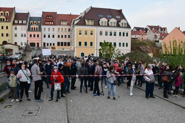 Es sind hunderte Bürger, die gegen die Grenzschließung protestieren: An der Stadtbrücke Zgorzelec Görlitz sind am Freitagabend sowohl Deutsche als auch Polen zu sehen - sie alle demonstrieren. Durch den Protest an der Neiße, will man Widerstand zeigen und auf Probleme aufmerksam machen - so ist es in den sozialen Medien in einem Aufruf zu lesen: Indem wir uns zusammenschließen, haben wir eine bessere Chance, die Quarantäne für Menschen, die im Grenzgebiet arbeiten, aufzuheben. Offiziell ist der Protest als Spaziergang deklariert - insbesondere auf der polnischen Seite, so sagte uns ein polnischer Bürger an der Grenze, seien Demonstrationen verboten. Die Organisatoren betonten, dass der vorgeschriebene Sicherheitsabstand von zwei Metern zur nächsten Person eingehalten werde, dass man aber trotzdem ein Zeichen setzen