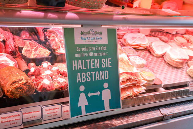 DEU, Germany, North Rhine-Westphalia, Münster, 25 04 2020 Shopping at the weekly market Because of the risk of corona infection, the weekly market has been rectified to create open spaces between stands for waiting customers.