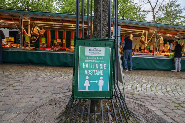 DEU, Germany, North Rhine-Westphalia, Münster, 25 04 2020 Shopping at the weekly market Because of the risk of corona infection, the weekly market has been rectified to create open spaces between stands for waiting customers.