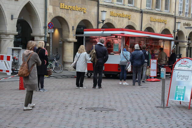 DEU, Germany, North Rhine-Westphalia, Münster, 25 04 2020 Shopping at the weekly market Because of the risk of corona infection, the weekly market has been rectified to create open spaces between stands for waiting customers.