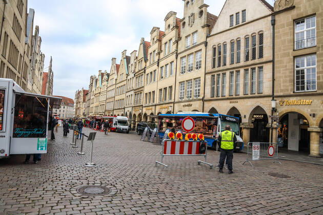 DEU, Germany, North Rhine-Westphalia, Münster, 25 04 2020 Shopping at the weekly market Because of the risk of corona infection, the weekly market has been rectified to create open spaces between the stands for waiting customers.