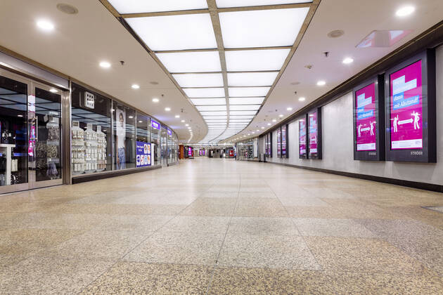 An almost deserted passage in the KVB stop Neumarkt with an advertisement on the minimum distance during the corona crisis Cologne, 25 04 2020 Foto:xC.xHardtx xFuturexImage