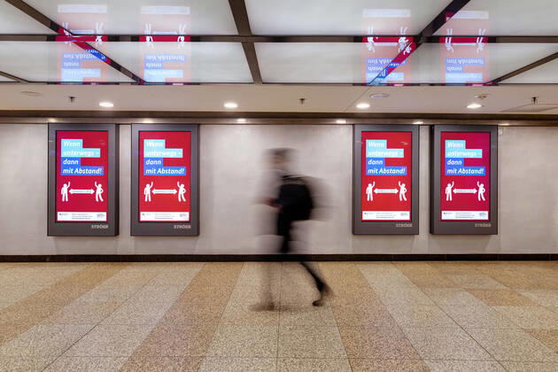 An almost deserted passage in the KVB stop Neumarkt with an advertisement on the minimum distance during the corona crisis Cologne, 25 04 2020 Foto:xC.xHardtx xFuturexImage