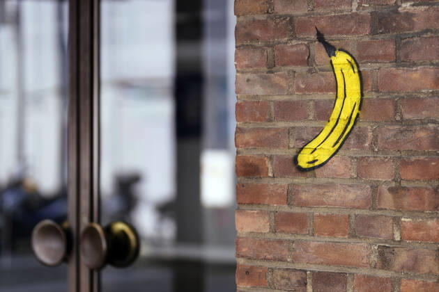 Spray banana by banana artist Thomas Baumgärtel at the entrance to the Museum of Applied Arts in downtown Cologne, 25 04 2020 Foto:xC.xHardtx xFuturexImage