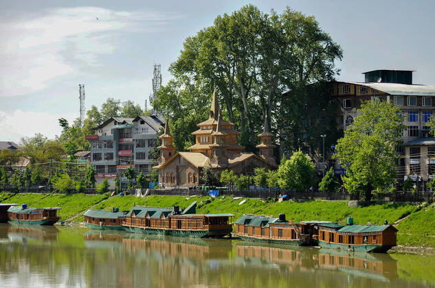 April 24, 2020, Srinagar, Jammu & Kashmir, India: View of a closed Mosque on the first day of Ramadan during the Coronavirus (COVID-19) lockdown crisis..Mosques and Shrines in Kashmir valley remained closed ahead of the holy month of Ramadan under lockdown and other restrictions to prevent the spread of the coronavirus. Some countries are urging their citizens not to fast so that they can stay healthy amid the pandemic. Srinagar India - ZUMAs197 20200424_zaa_s197_257 Copyright: xSaqibxMajeedx