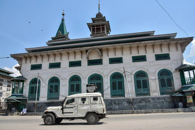 April 25, 2020, Srinagar, Jammu & Kashmir, India: A police vehicle patrols outside a closed Shrine on the first day of Ramadan during the Coronavirus (COVID-19) lockdown crisis..Mosques and Shrines in Kashmir valley remained closed ahead of the holy month of Ramadan under lockdown and other restrictions to prevent the spread of the coronavirus. Some countries are urging their citizens not to fast so that they can stay healthy amid the pandemic. Srinagar India - ZUMAs197 20200425_zaa_s197_019 Copyright: xSaqibxMajeedx