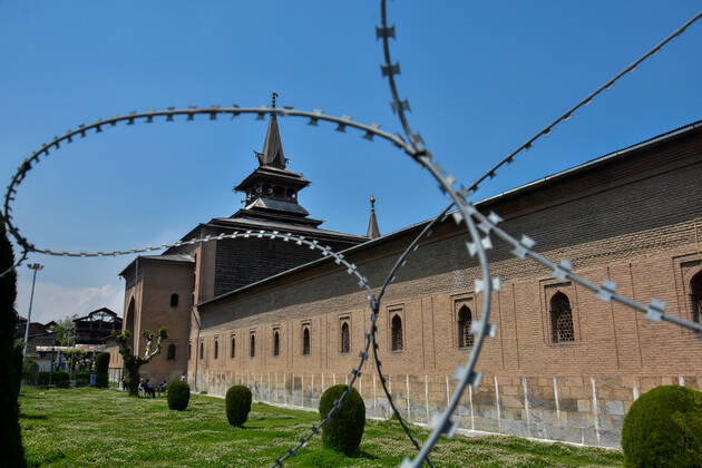 April 25, 2020, Srinagar, Jammu & Kashmir, India: View of a closed historic Grand Mosque or Jamia Masjid on the first day of Ramadan during the Coronavirus (COVID-19) lockdown crisis..Mosques and Shrines in Kashmir valley remained closed ahead of the holy month of Ramadan under lockdown and other restrictions to prevent the spread of the coronavirus. Some countries are urging their citizens not to fast so that they can stay healthy amid the pandemic. Srinagar India - ZUMAs197 20200425_zaa_s197_022 Copyright: xSaqibxMajeedx