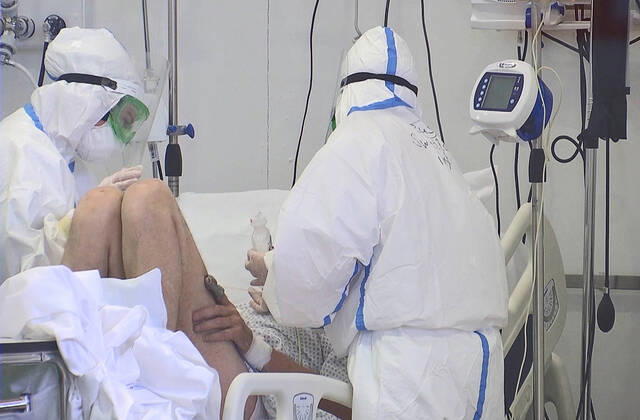 Coronavirus in Italien, EindrÃ¼cke aus Brescia LOMBARDY, ITALY - APRIL 25, 2020: Pictured in this video grab are medical staff members in protective gear in an intensive care unit in a field hospital in Bergamo. Russian military medics have helped Italian medical staff to cure 40 patients suffering from the novel coronavirus disease (COVID-19). Additionally, a team of Italian and Russian CBRN defence specialists have disinfected the indoor premises of three medical institutions and surrounding roads in the neighbouring city of Brescia. Russia has sent military virologists, epidemiologists and CBRN defence specialists to Italy to help battle the pandemic of the novel coronavirus disease (COVID-19). Video grab. The Defence Ministry of the Russian Federation TASS  TS0D7074