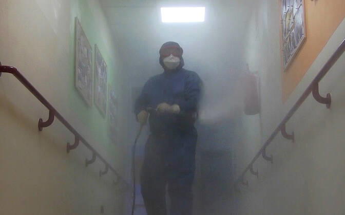 Coronavirus in Italien, EindrÃ¼cke aus Brescia LOMBARDY, ITALY - APRIL 25, 2020: Pictured in this video grab is a Russian military officer in protective gear spraying disinfectant a health care residence in the province of Brescia. Russian Army chemical, biological and radiological defence specialists and their Italian colleagues are currently involved in the disinfection of care homes for the elderly in the municipalities of Orzinuovi, Orzivecchi and Barbariga in the province of Brescia. Russia has sent military virologists, epidemiologists and CBRN defence specialists to Italy to help battle the pandemic of the novel coronavirus disease (COVID-19). Video grab. The Defence Ministry of the Russian Federation TASS  TS0D7078