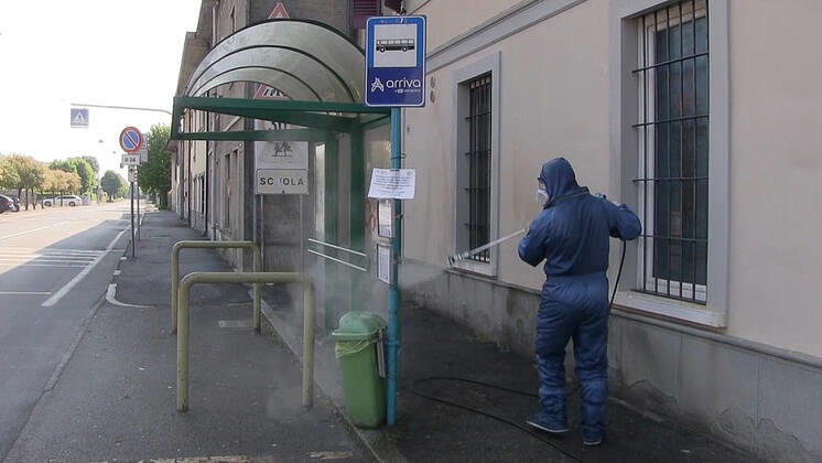 Coronavirus in Italien, EindrÃ¼cke aus Brescia LOMBARDY, ITALY - APRIL 25, 2020: Pictured in this video grab is a Russian military officer in protective gear spraying disinfectant on a bus stop at a health care residence in the province of Brescia. Russian Army chemical, biological and radiological defence specialists and their Italian colleagues are currently involved in the disinfection of care homes for the elderly in the municipalities of Orzinuovi, Orzivecchi and Barbariga in the province of Brescia. Russia has sent military virologists, epidemiologists and CBRN defence specialists to Italy to help battle the pandemic of the novel coronavirus disease (COVID-19). Video grab. The Defence Ministry of the Russian Federation TASS  TS0D707F