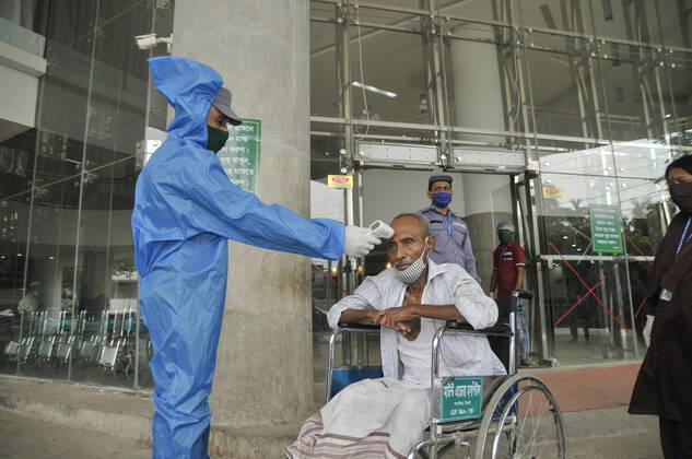 Coronavirus, Eindrücke aus Bangladesch April 25, 2020: Mount Adora Hospital of Sylhet, Bangladesh installed thermal scanners for patients as a preventive measure against the spread of the COVID-19 corona virus. - ZUMAr143 20200425_zap_r143_011 Copyright: xMdxRafayatxHaquexKhanx