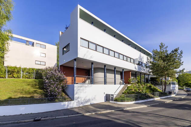 DEU, Germany, Baden Württemberg, Stuttgart, 24 04 2020 Semi-detached house Le Corbusier with Pierre Jeanneret, Rathenaustraße 1 3 Today Weissenhofmuseum, Museum of Architectural History UNESCO World Heritage On the left the house Citrohan Weissenhofsiedlung Stuttgart, also Werkbundsiedlung, was built in 1927 by the Deutscher Werkbund under the direction of Ludwig Mies van der Rohe by leading representatives of Neues Bauen