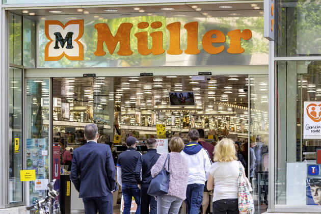 DEU, Germany, Baden Württemberg, Stuttgart, 24 04 2020 Effects of the corona crisis Slowly life is getting back on track Since many shops have reopened, the streets are again full of queues in front of drugstores Trading company Müller