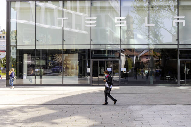 DEU, Germany, Baden Württemberg, Stuttgart, 24 04 2020 Effects of the corona crisis Life is slowly picking up again Since many shops have reopened, the streets are once again full of the Dorotheen shopping centre Quartier DoQu Car dealership Tesla