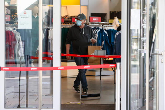 25 04 2020, xtgx, Consequences of the Corona Virus in Wolfsburg, customers with masks in the Designer Outlet Wolfsburg DOW, Outlet Center In Wolfsburg, it is mandatory to wear a mask that covers mouth and nose in all shops and on buses Symbol photo Mouth protection, mouth protection, mask, mask obligation, shopping, consumption, economy, shopping Wolfsburg