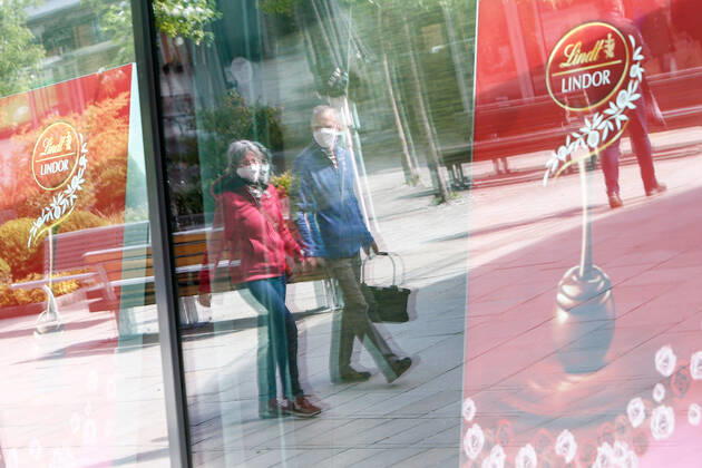 25 04 2020, xtgx, Consequences of the Corona Virus in Wolfsburg, customers with masks are reflected in the shop window in the Designer Outlet Wolfsburg DOW, Outlet Center In Wolfsburg, it is mandatory to wear a mask that covers mouth and nose in all shops and on buses Symbol photo Mouth protection obligation, mouth protection, mask, mask obligation, shopping, consumption, economy, shopping Wolfsburg