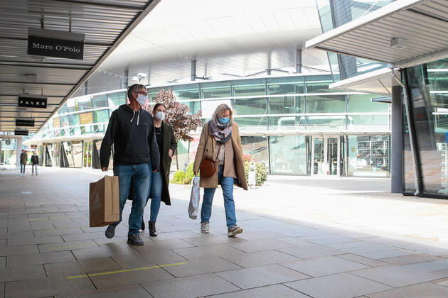 25 04 2020, xtgx, Consequences of the Corona Virus in Wolfsburg, customers with masks in the Designer Outlet Wolfsburg DOW, Outlet Center In Wolfsburg, it is mandatory to wear a mask that covers mouth and nose in all shops and on buses Symbol photo Mouth protection, mouth protection, mask, mask obligation, shopping, consumption, economy, shopping Wolfsburg
